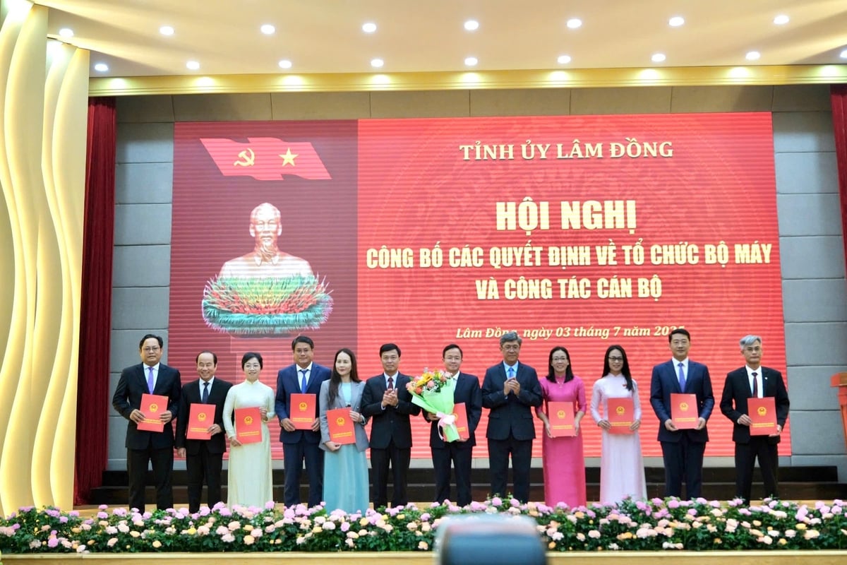 Ông Nguyễn Văn Lộc (nhận hoa) tại buổi lễ công bố quyết định giữ chức Giám đốc Sở Văn hóa, Thể thao và Du lịch tỉnh Lâm Đồng. Ảnh: TS. Ông Nguyễn Văn Lộc (nhận hoa) tại buổi lễ công bố quyết định giữ chức Giám đốc Sở Văn hóa, Thể thao và Du lịch tỉnh Lâm Đồng. Ảnh: TS.