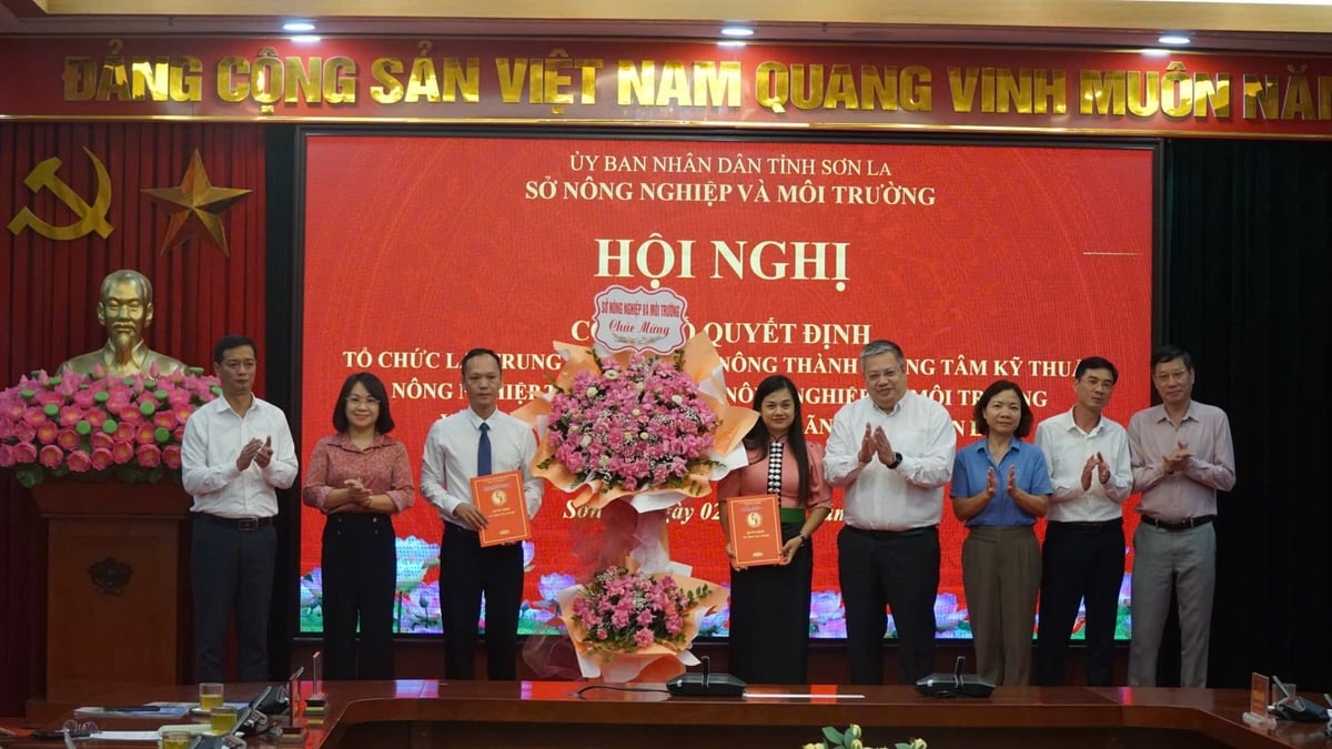 Tập thể lãnh đạo Sở tặng hoa chúc mừng các đồng chí nhận nhiệm vụ mới. Ảnh: Đức Bình.