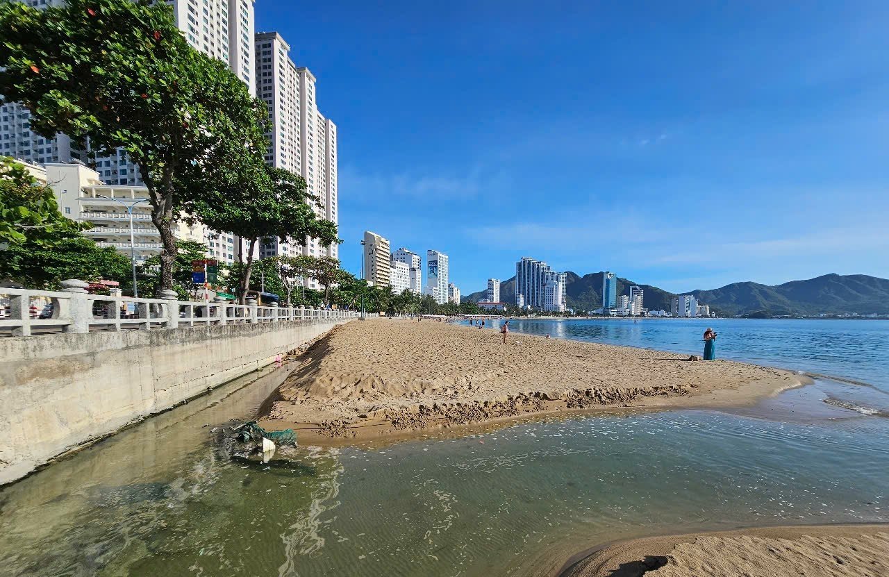 Hiện trường sau trận mưa lớn vào ngày 25/6 vừa qua tại bãi biển đường Phạm Văn Đồng, gần Hòn Chồng. Ảnh: KS.