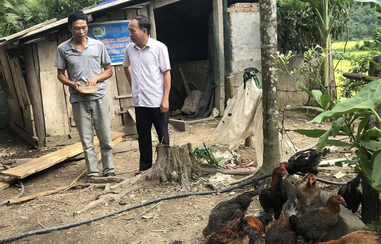 Bí thư Đảng uỷ xã Châu Nga Võ Anh Tuấn (bên phải) trao đổi kinh nghiệm nuôi gà thịt với 1 hộ dân ở xã năm 2017. Ảnh: Mỹ Linh Bí thư Đảng uỷ xã Châu Nga Võ Anh Tuấn (bên phải) trao đổi kinh nghiệm nuôi gà thịt với 1 hộ dân ở xã năm 2017. Ảnh: Mỹ Linh