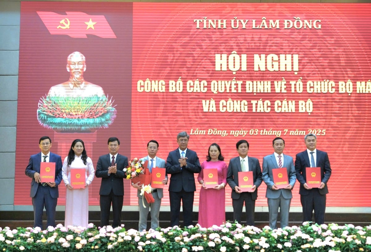 Trao quyết định bổ nhiệm Giám đốc và các Phó Giám đốc Sở Công Thương tỉnh Lâm Đồng. Ảnh: TS. Trao quyết định bổ nhiệm Giám đốc và các Phó Giám đốc Sở Công Thương tỉnh Lâm Đồng. Ảnh: TS.