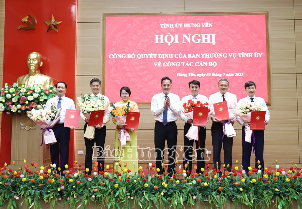 Bí thư Tỉnh ủy Nguyễn Hữu Nghĩa trao quyết định bổ nhiệm các chức danh lãnh đạo chủ chốt các cơ quan chuyên trách tham mưu, giúp việc, đơn vị sự nghiệp thuộc Tỉnh ủy. Ảnh: Báo Hưng Yên.