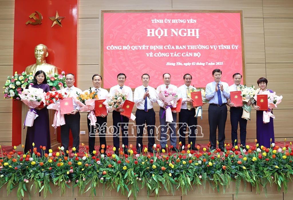 Trao quyết định bổ nhiệm chức danh Tổng Biên tập, Phó TBT Báo và Phát thanh, Truyền hình Hưng Yên. Ảnh: Báo Hưng Yên.