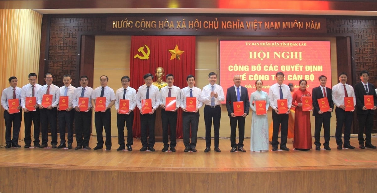 Chủ tịch UBND tỉnh Đắk Lắk Tạ Anh Tuấn trao quyết định bổ nhiệm cho các Giám đốc Sở, ban, ngành. Ảnh: Tuấn Trần.