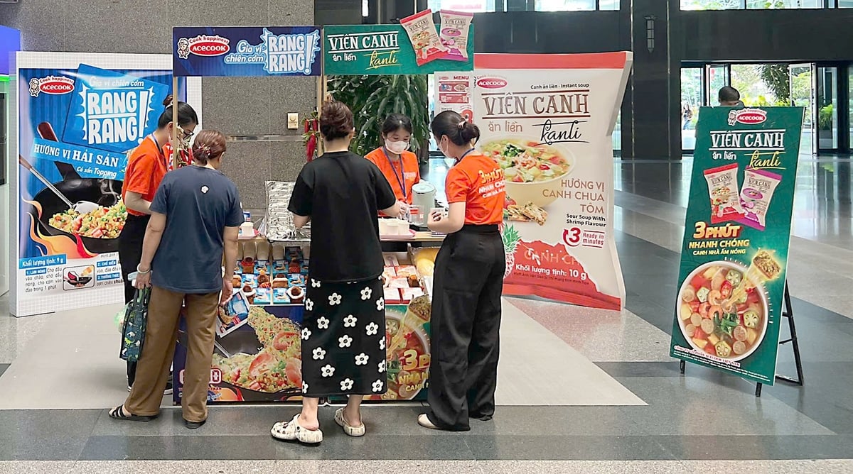 Người tiêu dùng trải nghiệm bộ đôi Viên Canh Kanli và Gia vị chiên cơm Rang Rang. Ảnh: Acecook Việt Nam.
