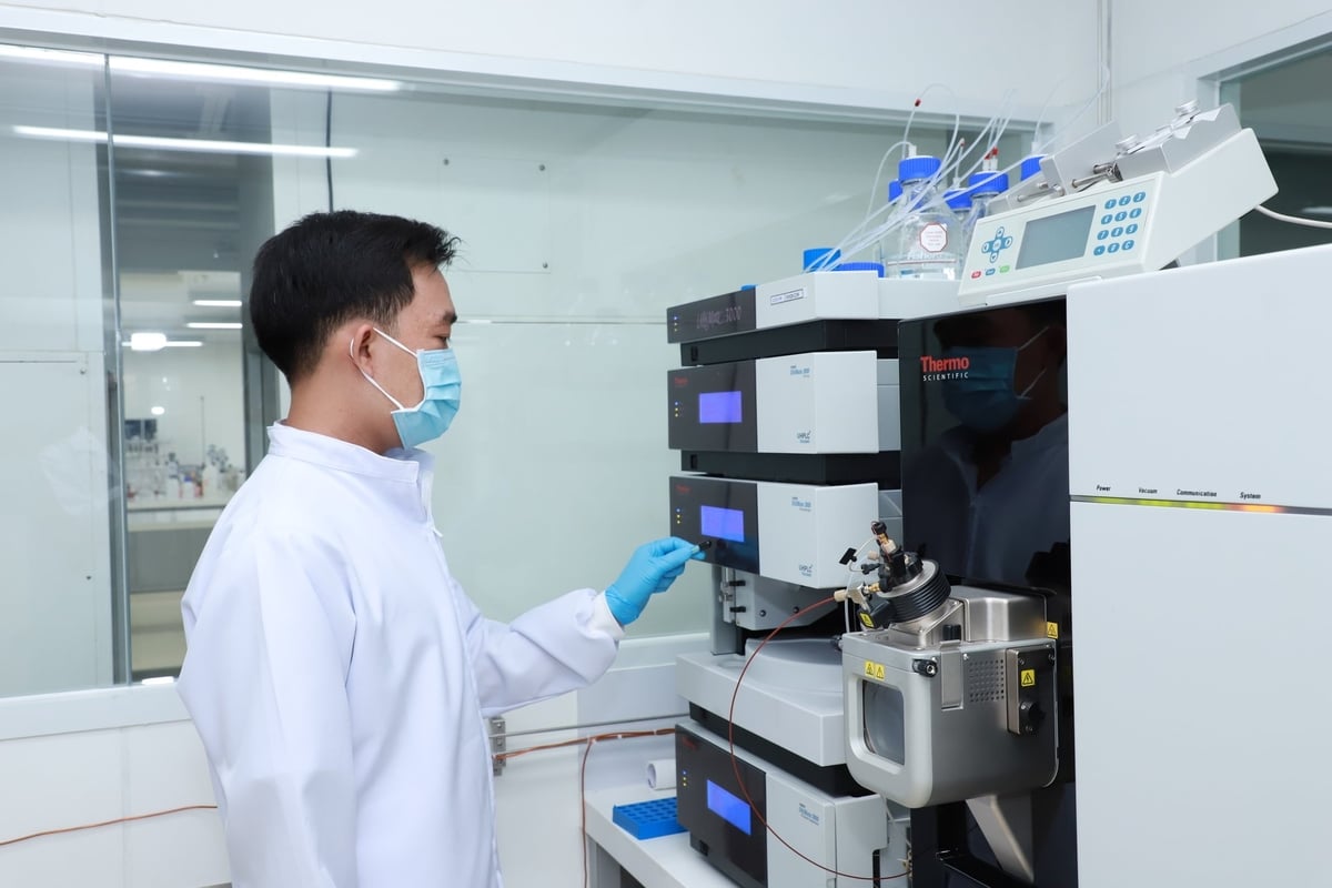 Để đảm bảo kết quả kiểm tra nhanh chóng, chính xác và toàn diện, Acecook Việt Nam đã đầu tư xây dựng phòng thí nghiệm hiện đại đạt chuẩn ISO 17025. Ảnh: Acecook Việt Nam.