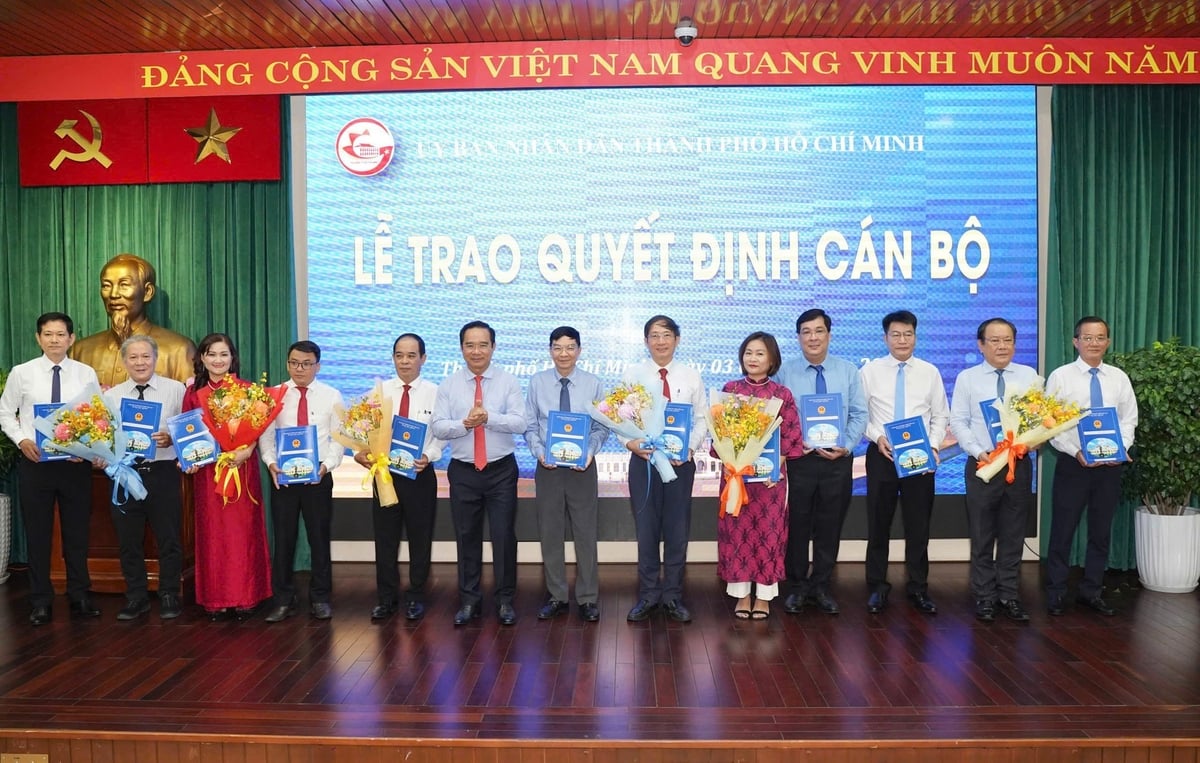 Ông Nguyễn Văn Được, Chủ tịch UBND TP.HCM trao quyết định cho lãnh đạo 10 cơ quan báo chí trực thuộc UBND TP.HCM. Ảnh: Võ Liên.