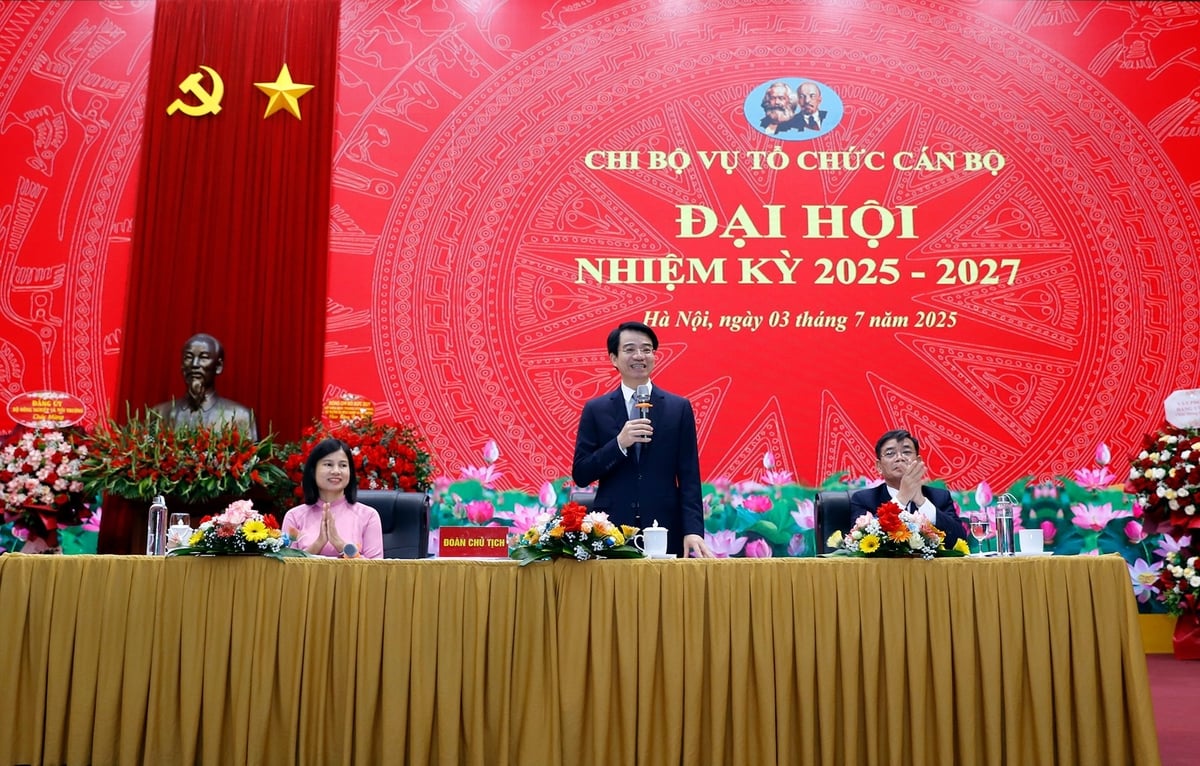 Đoàn chủ tịch chủ trì Đại hội Chi bộ Vụ Tổ chức cán bộ nhiệm kỳ 2025-2027. Ảnh: Khương Trung.