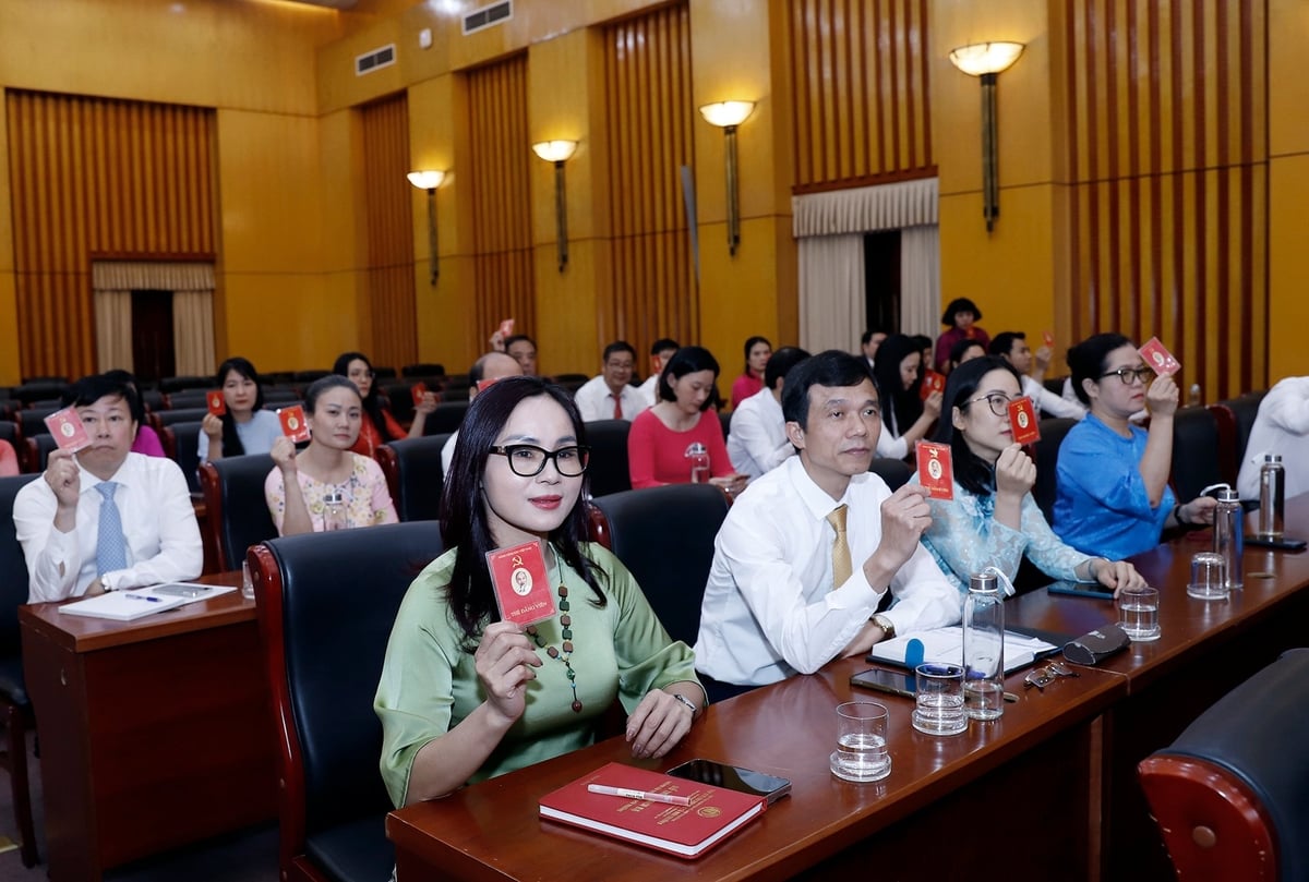 Đại hội Chi bộ Vụ Tổ chức cán bộ nhiệm kỳ 2025–2027 đã hoàn thành toàn bộ nội dung chương trình đề ra. Ảnh: Khương Trung.