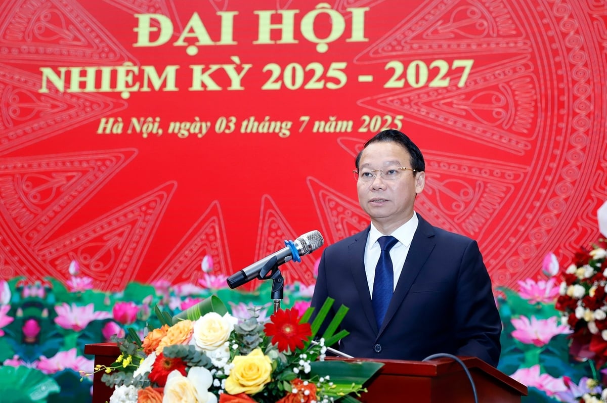Bộ trưởng Đỗ Đức Duy nhấn mạnh vai trò tiên phong của Chi bộ Vụ Tổ chức cán bộ trong tham mưu chiến lược về tổ chức bộ máy, nhân sự, cải cách hành chính, là những lĩnh vực then chốt góp phần ổn định, phát triển ngành trong giai đoạn mới. Ảnh: Khương Trung.