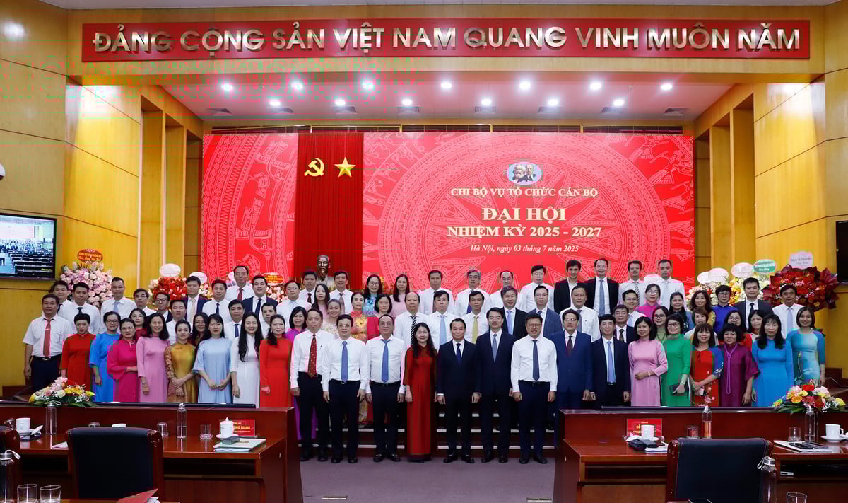 Bộ trưởng Đỗ Đức Duy cùng các đại biểu chụp ảnh lưu niệm với đảng viên Chi bộ Vụ Tổ chức cán bộ. Ảnh: Khương Trung.