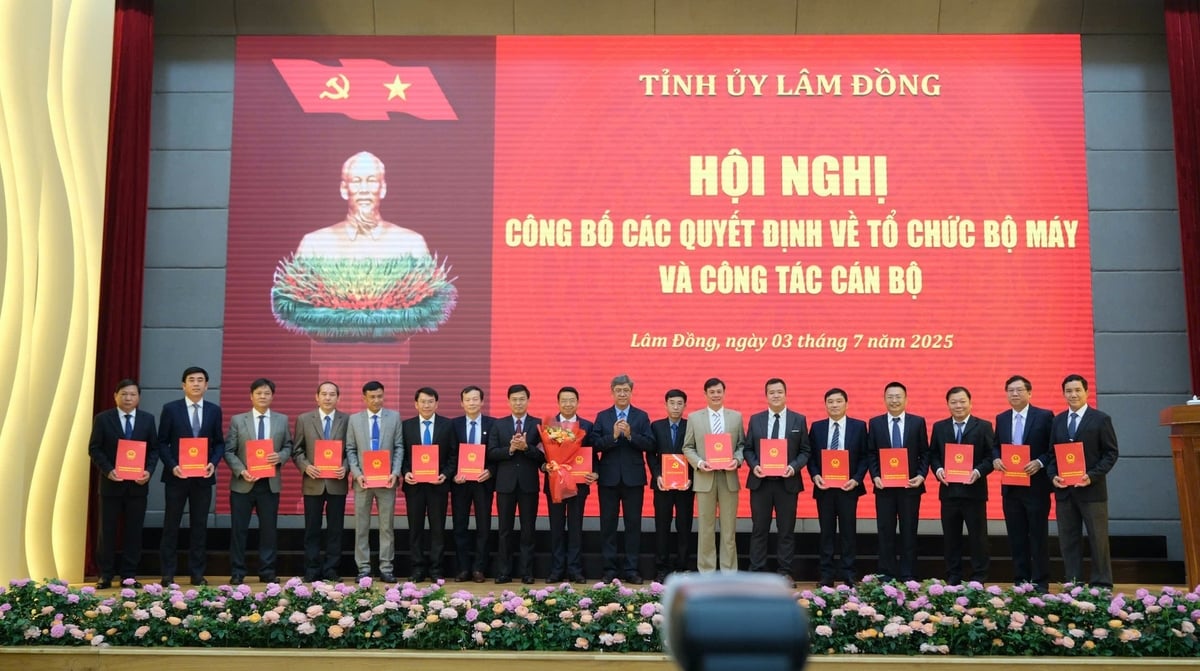 Ban Giám đốc Sở Nông nghiệp và Môi trường tỉnh Lâm Đồng mới nhận quyết định bổ nhiệm. Ảnh: Phạm Hoài.