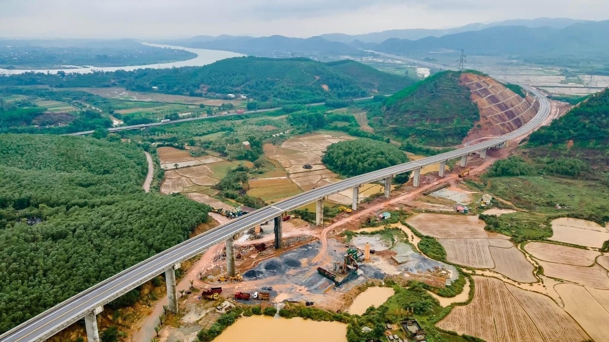 Cao tốc Cam Lộ - La Sơn nối Quảng Trị và TP Huế, dài gần 99km. Ảnh: Văn Dinh.