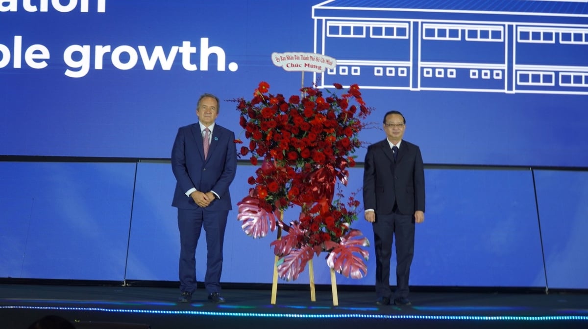 Ông Bùi Minh Thạnh, Phó Chủ tịch UBND TP.HCM trao hoa chúc mừng ông Adolfo Orive, Chủ tịch kiêm Tổng Giám đốc điều hành Tập đoàn Tetra Pak. Ảnh: Trần Phi.