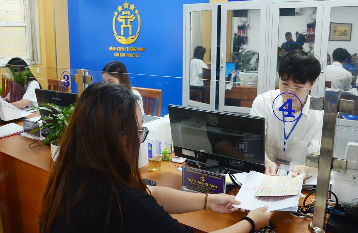 Người dân nhận kết quả tại Điểm phục vụ hành chính công Cửa Nam. Ảnh: Xuân Hà.