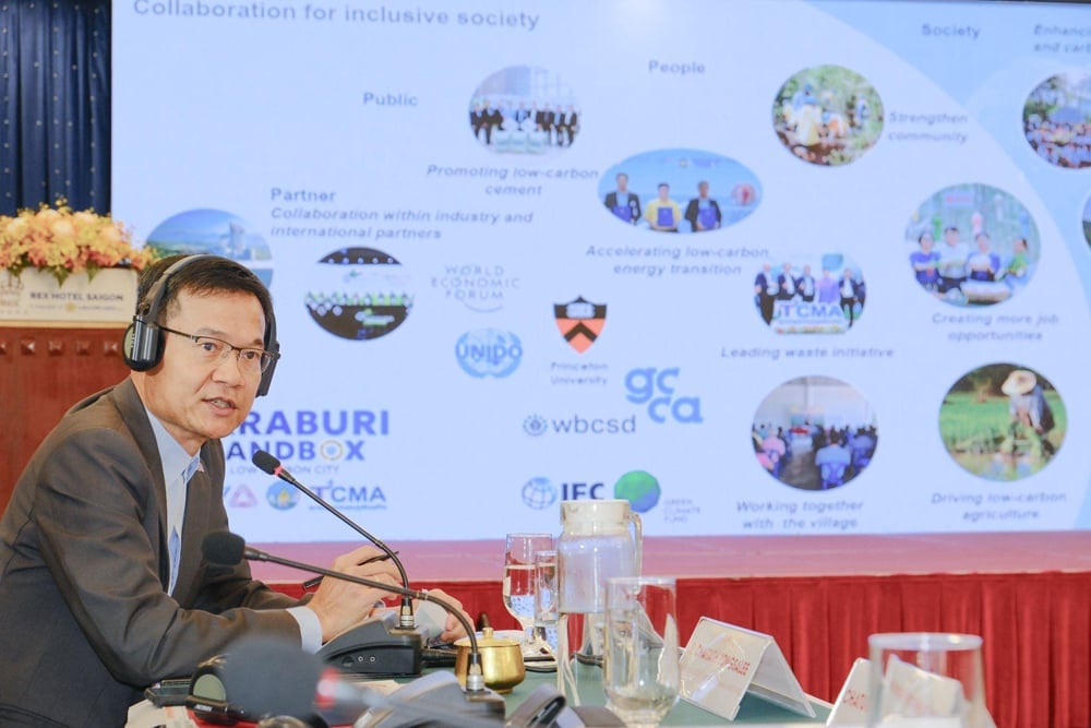Ông Charoenchai Chaliewkriengkrai, Giám đốc kinh doanh mảng Kinh tế tuần hoàn sinh học, ngành Xi măng và giải pháp xây dựng xanh của SCG kiêm Chủ tịch Liên đoàn Công nghiệp tỉnh Saraburi chia sẻ về mô hình Thành phố Carbon thấp Saraburi là sáng kiến tiêu biểu của Thái Lan, đồng thời là minh chứng rõ nét cho việc triển khai ESG 4 Plus của SCG vào thực tiễn. Ảnh: SCG.