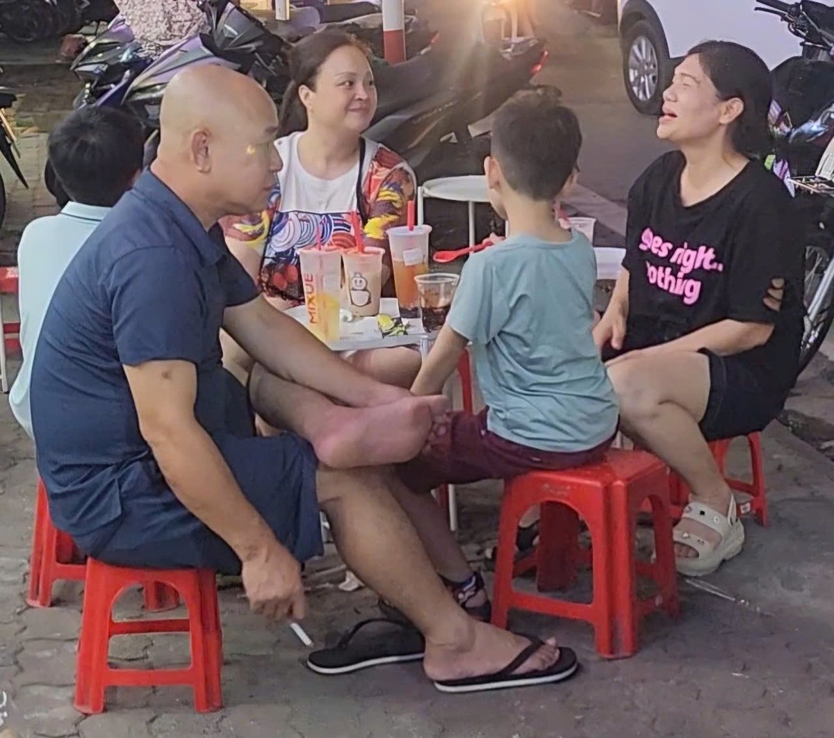 Nhiều người đàn ông có thói quen hút thuốc lá khi ở gần người thân, con cái mà không hay biết rằng chính hành động đó đang âm thầm đầu độc bản thân và những người thân yêu. Ảnh: Hoàng Hiền.