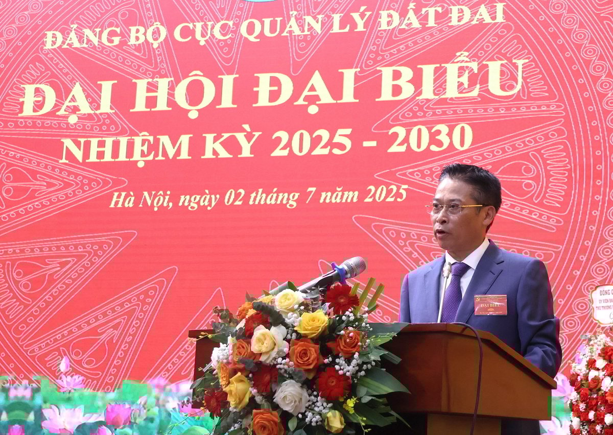 Cục trưởng Cục Quản lý đất đai Đào Trung Chính cho biết, trong nhiệm kỳ qua, Cục đã đoàn kết, thống nhất cao trong toàn thể đảng viên, cán bộ, công chức đoàn kết, nỗ lực vượt qua nhiều khó khăn, hoàn thành tốt nhiệm vụ chính trị được giao. Ảnh: Trường Giang.