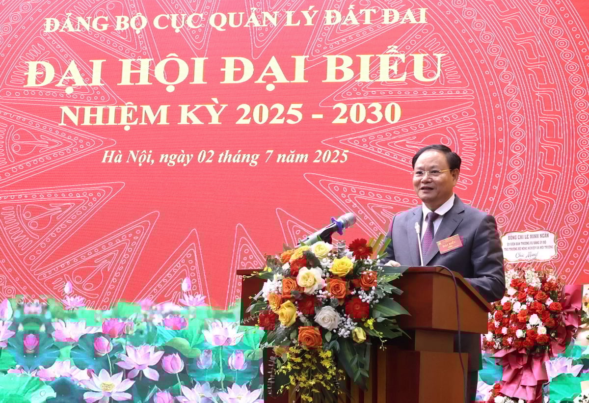 Thứ trưởng Bộ Nông nghiệp và Môi trường Lê Minh Ngân ghi nhận, biểu dương sự nỗ lực và thành tích mà Đảng bộ Cục Quản lý đất đai đã đạt được trong nhiệm kỳ 2020–2025. Ảnh: Trường Giang.