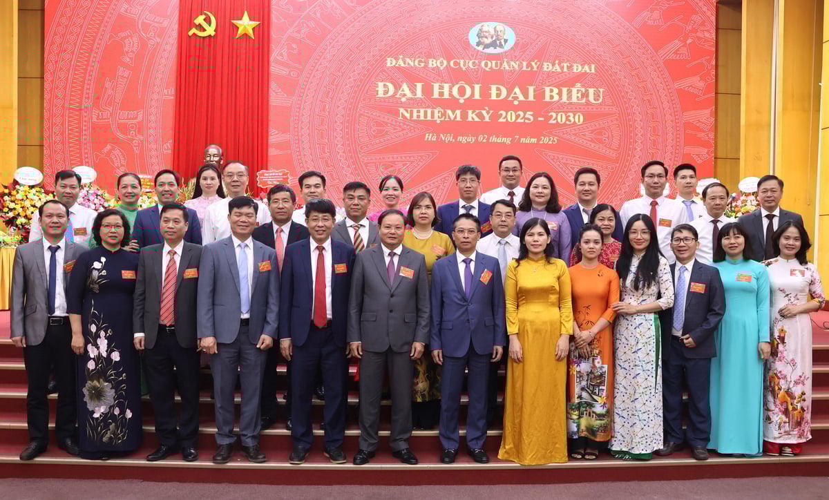 Thứ trưởng Lê Minh Ngân chụp ảnh lưu niệm với  Ban chấp hành Đảng bộ Cục khóa mới và lãnh đạo các đơn vị trực thuộc Cục Quản lý đất đai. Ảnh: Trường Giang. 