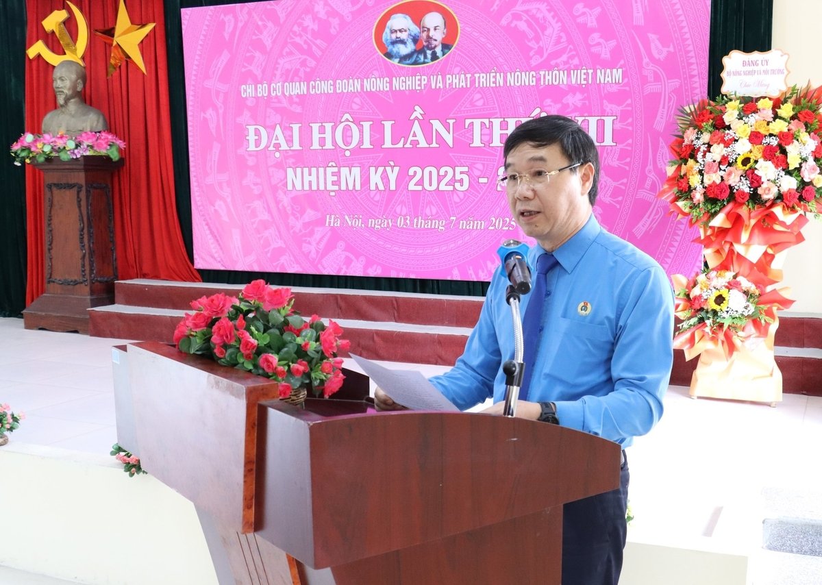 Đồng chí Nguyễn Hà Xuyên, Bí thư Chi bộ Cơ quan Công đoàn NN-PTNT Việt Nam, Chủ tịch Công đoàn NN-MT Việt Nam phát biểu. Ảnh: Nguyễn Thủy.