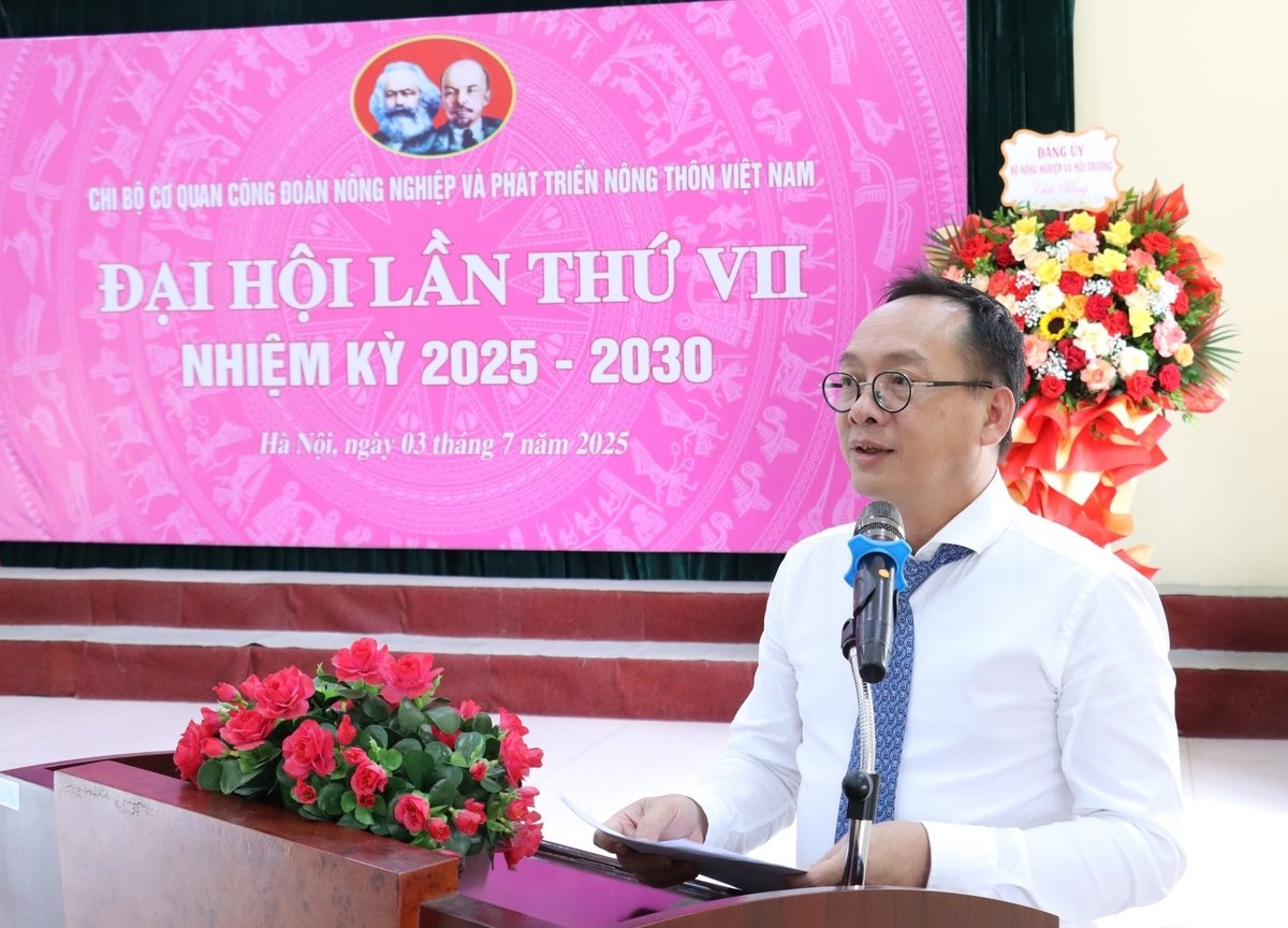 Đồng chí Ngô Hồng Giang, Phó Bí thư chuyên trách Đảng ủy Bộ NN-MT ghi nhận và biểu dương kết quả đạt được của Chi bộ Cơ quan Công đoàn NN-PTNN Việt Nam trong nhiệm kỳ 2020-2025. Ảnh: Nguyễn Thủy.