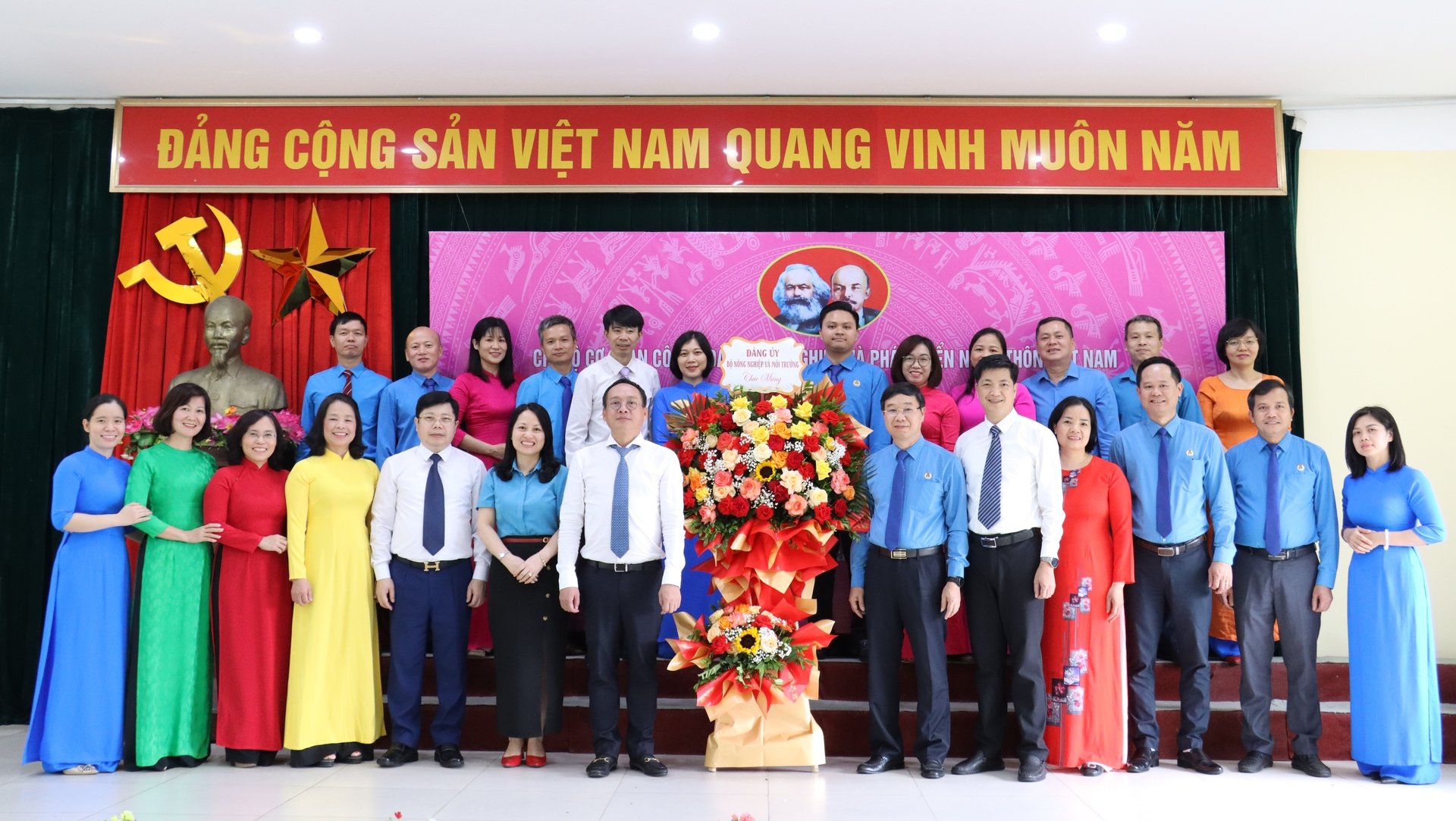 Đồng chí Ngô Hồng Giang tặng hoa chúc mừng Đại hội Chi bộ Cơ quan Công đoàn NN-PTNT Việt Nam, nhiệm kỳ 2025-2030. Ảnh: Nguyễn Thủy.