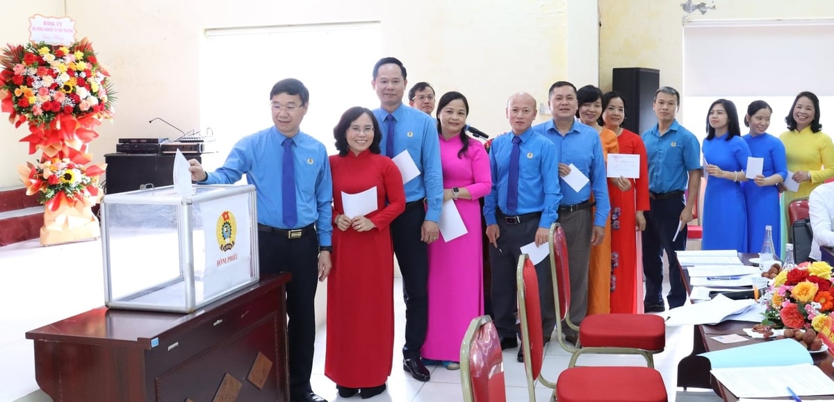 Các đại biểu bỏ phiếu bầu Chi ủy Cơ quan Công đoàn NN-PTNT, nhiệm kỳ 2025-2030. Ảnh: Nguyễn Thủy.
