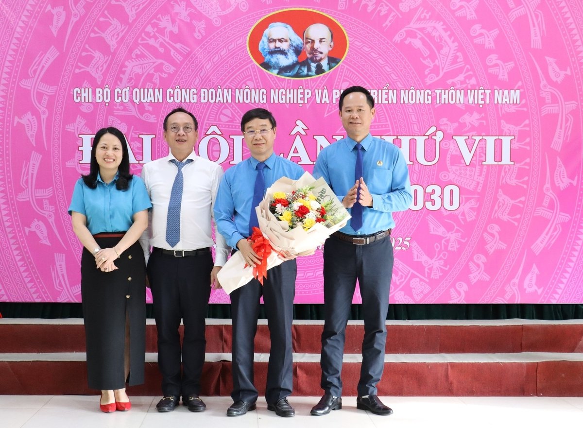 Đồng chí Ngô Hồng Giang tặng hoa, chúc mừng Chi ủy Cơ quan Công đoàn NN-PTNT, nhiệm kỳ 2025-2030. Ảnh: Nguyễn Thủy.