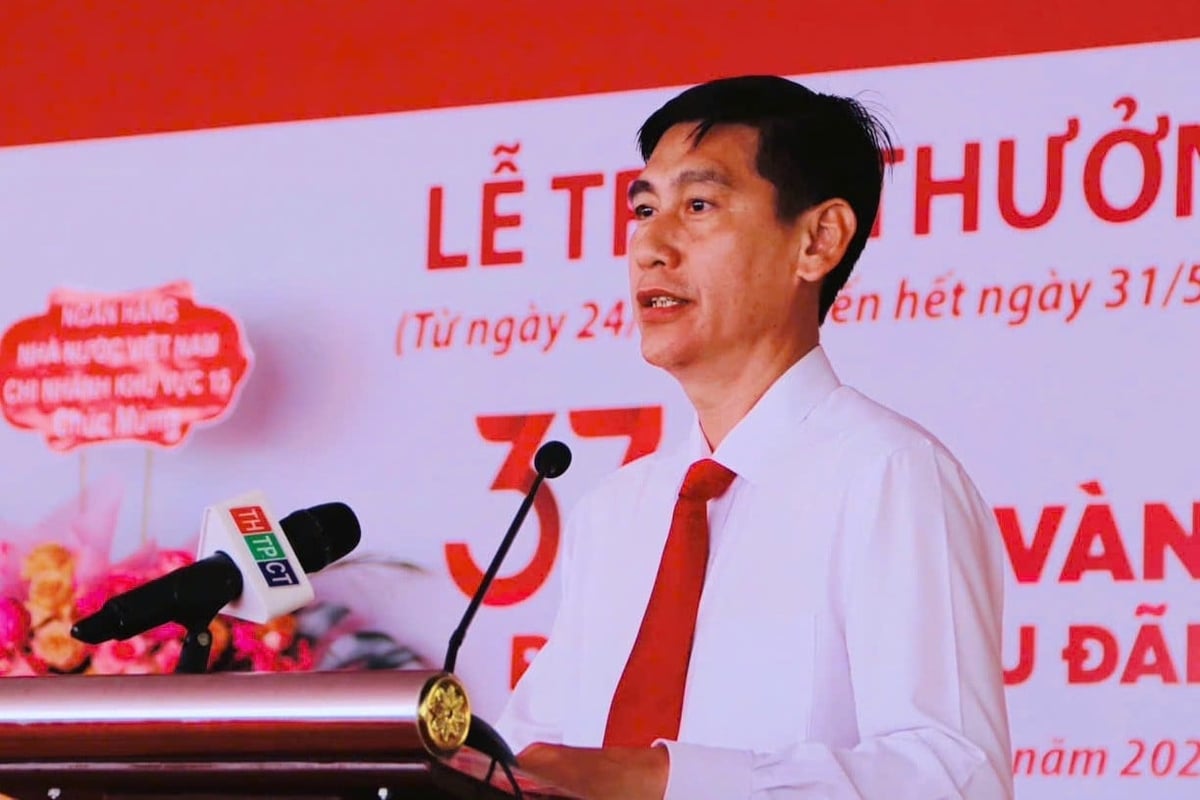 Ông Phan Văn Bá, Phó Trưởng Văn phòng Đại diện Agribank khu vực Tây Nam Bộ chia sẻ niềm vui với khách hàng thuộc Agribank Kiên Giang II. Ảnh: Minh Khương.