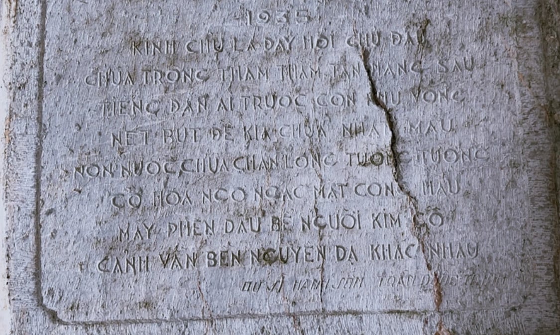 Bài thơ khắc trên vách động Kính Chủ là của du sĩ Trần Quốc Trinh, được viết bằng chữ quốc ngữ vào năm 1935.