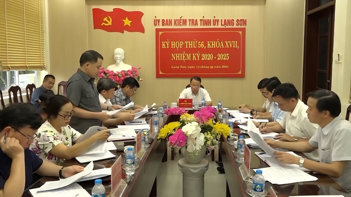 Ủy ban Kiểm tra Tỉnh ủy Lạng Sơn họp xem xét, kỷ luật 5 cán bộ, đảng viên liên quan đến việc mua, bán và sử dụng văn bằng, chứng chỉ giả. Ảnh: LT.