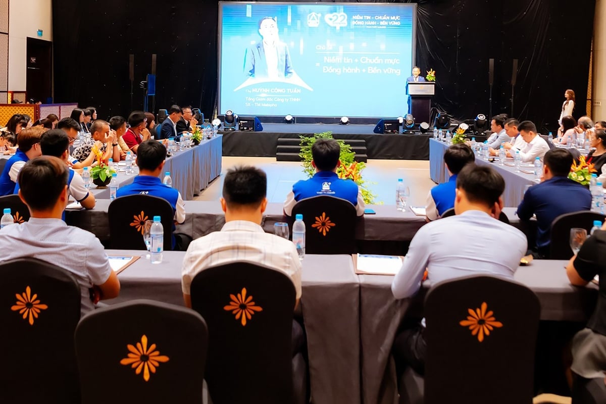 Ông Huỳnh Công Tuấn, Chủ tịch kiêm Tổng Giám đốc Mebipha chia sẻ với các đại lý, nhà phân phối thuốc thú y - thủy sản tại hội nghị Khách hàng 2025. Ảnh: T.Long.