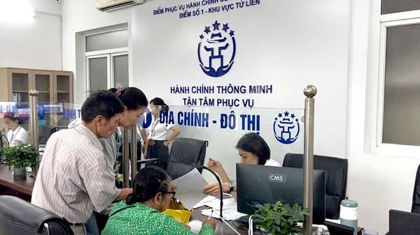 Người dân phường Hồng Hà kê khai thủ tục cấp giấy chứng nhận lần đầu. Ảnh Thùy Linh.