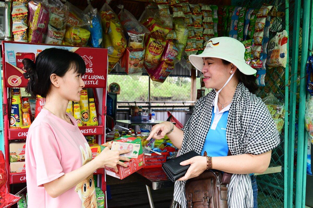 Chị Phạm Anh Thư (trái), 'Chị Nest' tại Sóc Trăng (cũ), chia sẻ hành trình khởi nghiệp cùng cửa hàng tạp hóa của mình. Chị Phạm Anh Thư (trái), 'Chị Nest' tại Sóc Trăng (cũ), chia sẻ hành trình khởi nghiệp cùng cửa hàng tạp hóa của mình.
