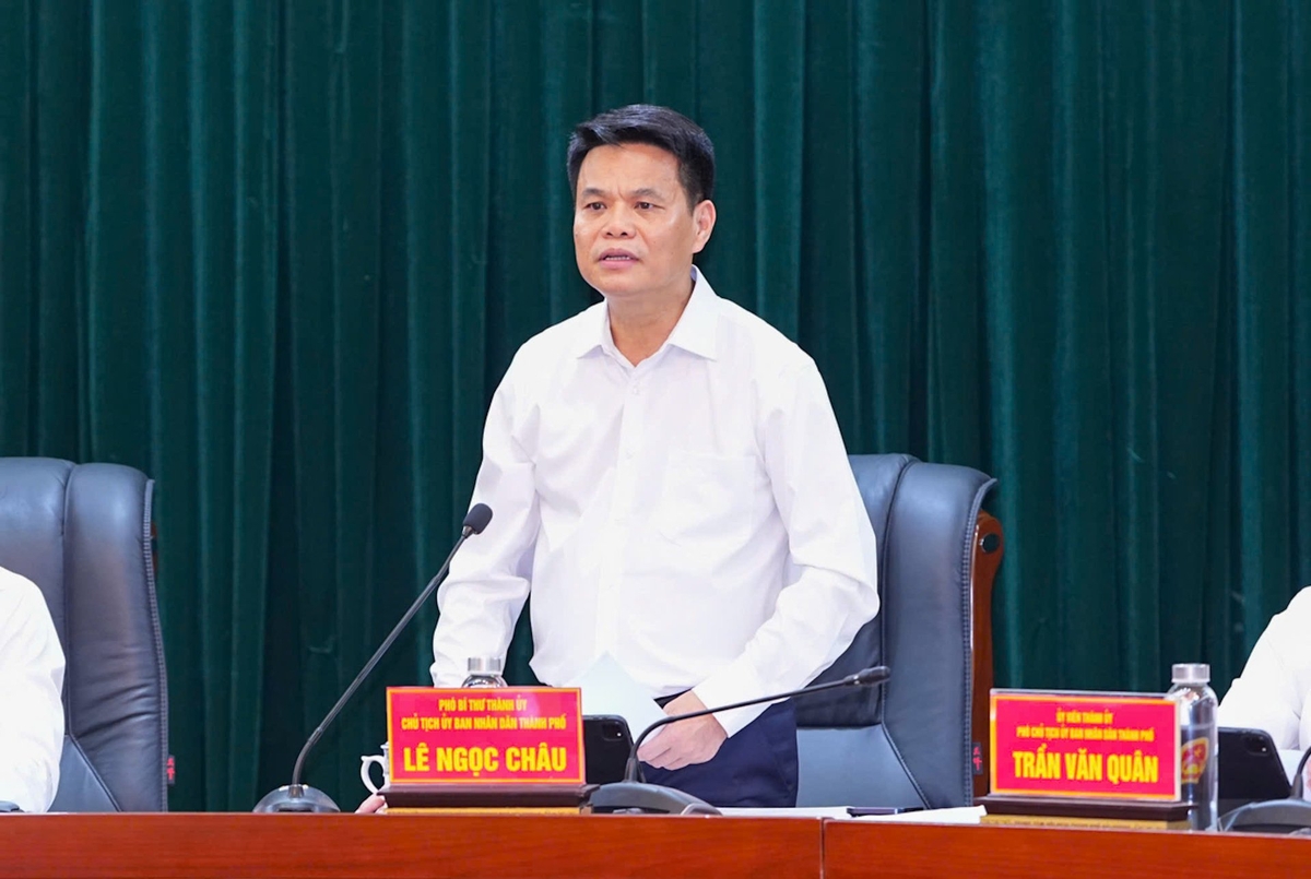 Ông Lê Ngọc Châu - Chủ tịch UBND thành phố Hải Phòng phát biểu tại phiên họp. Ảnh: Đàm Thanh.
