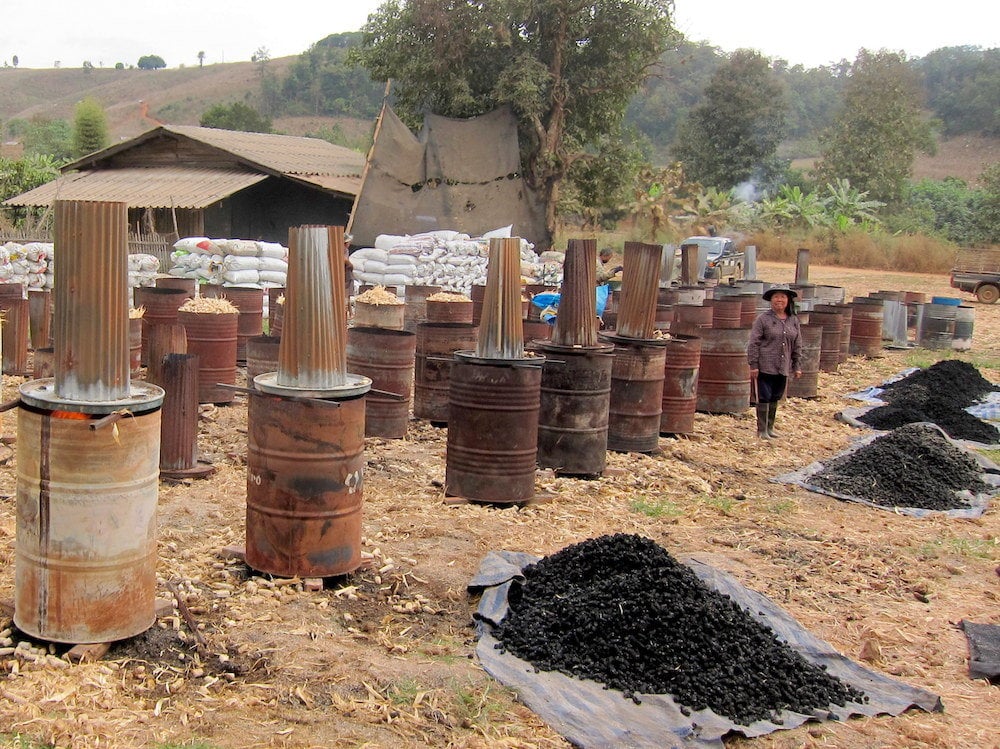 Chi phí đầu tư dụng cụ làm than sinh học quy mô lớn trị giá 1.000 USD (tương đương 25 triệu đồng), có thể sản xuất 3-4 tấn than mỗi ngày, tương đương 1.000-1.500 tấn mỗi năm. Ảnh: HAI. Chi phí đầu tư dụng cụ làm than sinh học quy mô lớn trị giá 1.000 USD (tương đương 25 triệu đồng), có thể sản xuất 3-4 tấn than mỗi ngày, tương đương 1.000-1.500 tấn mỗi năm. Ảnh: HAI.