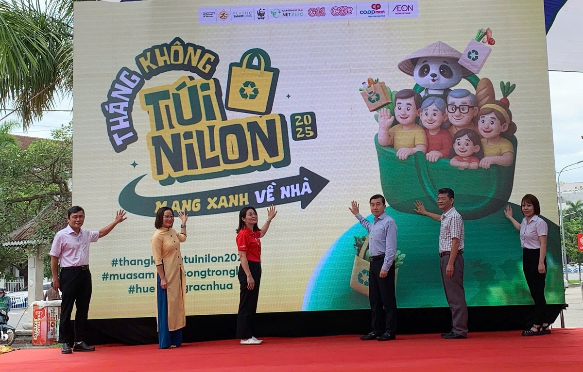 Các đại biểu phát động 'Tháng không túi nilon 2025' tại TP Huế. Ảnh: Văn Dinh.