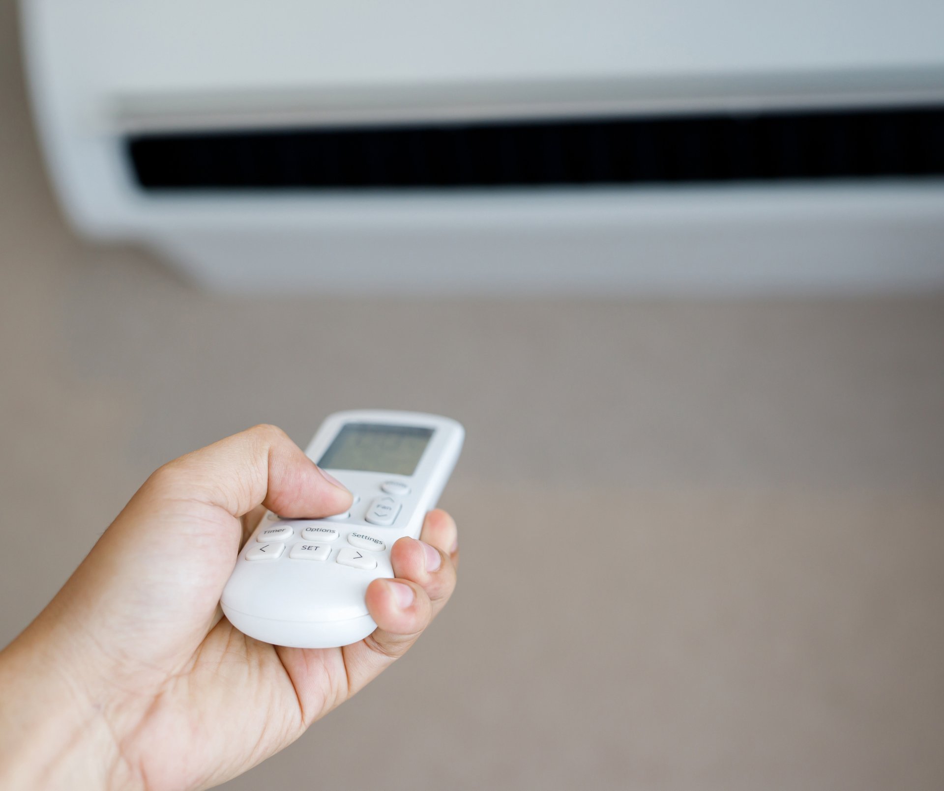 Yếu tố nhiệt độ là nguyên nhân chủ yếu dẫn đến mức tiêu thụ điện tăng cao. Ảnh: EVNHANOI.