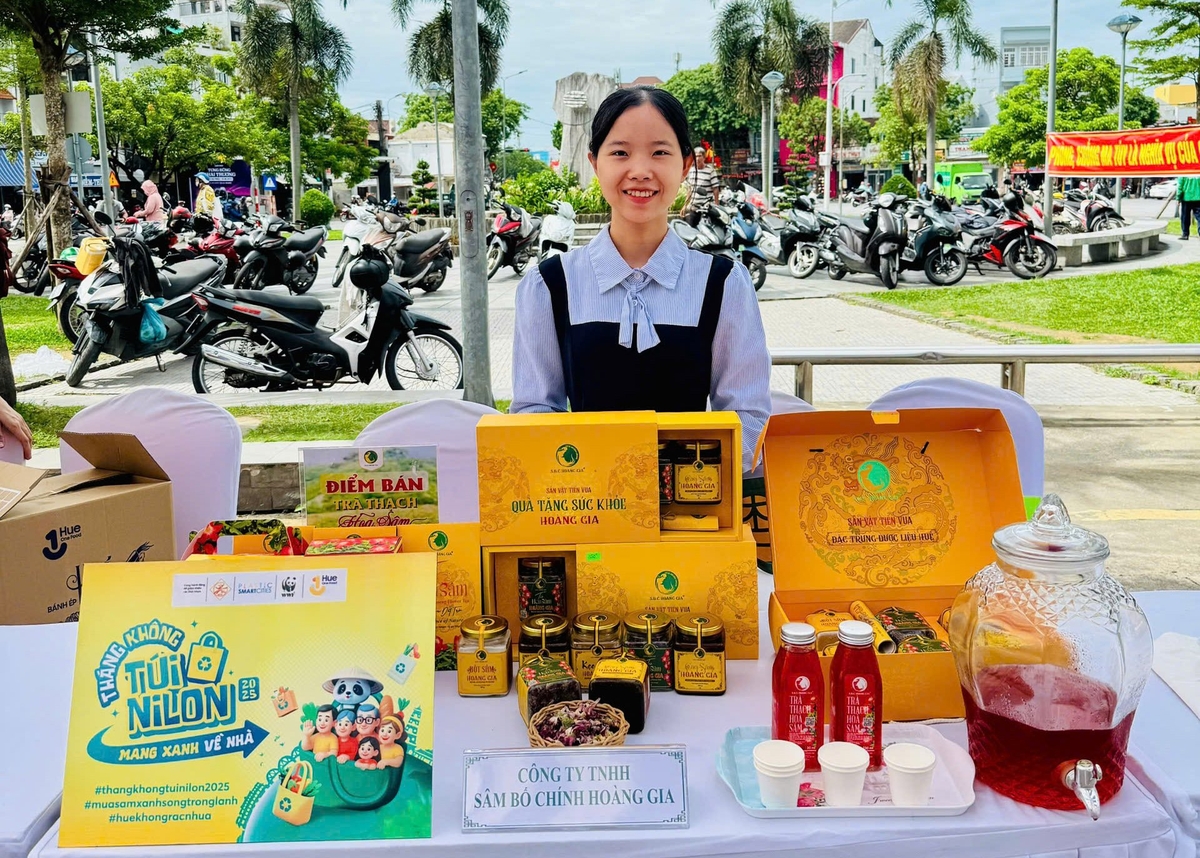 Nhiều doanh nghiệp có sản phẩm OCOP ở Huế tham gia sự kiện. Ảnh: Văn Dinh.