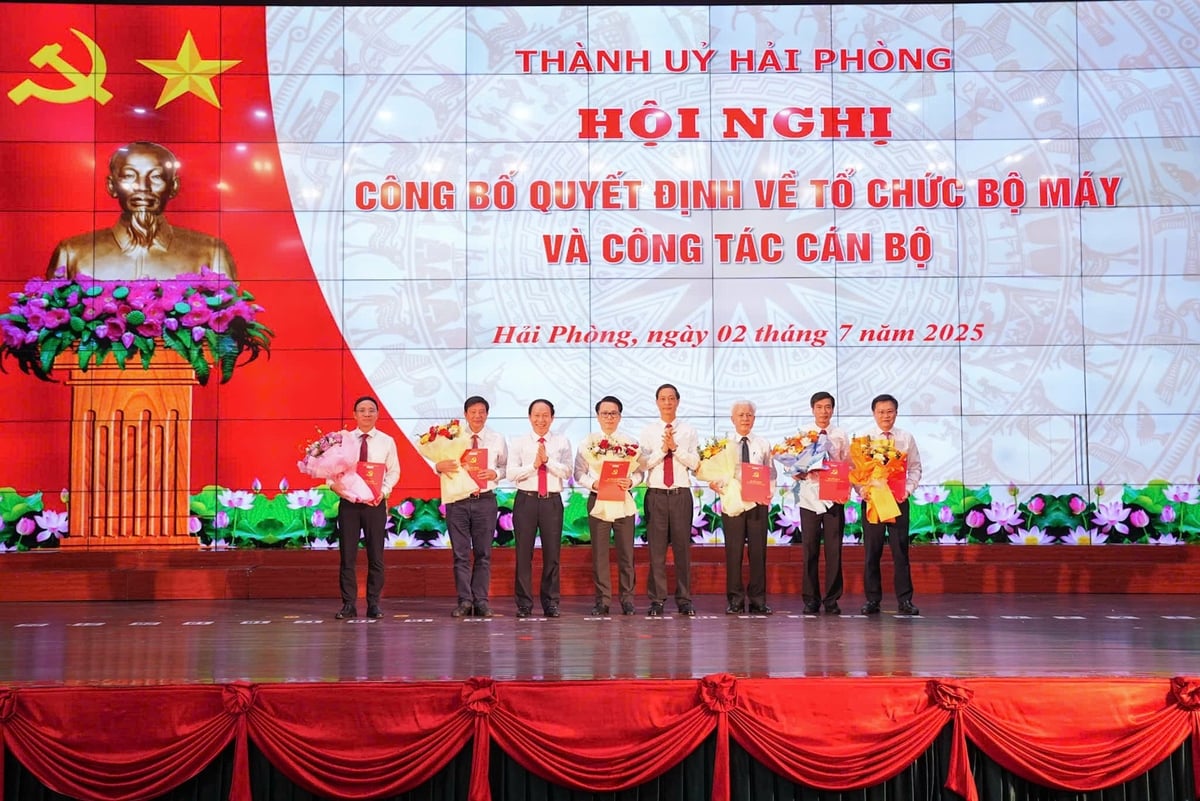 Lãnh đạo Thành ủy Hải Phòng trao Quyết định thành lập và bổ nhiệm nhân sự các cơ quan chuyên trách tham mưu, giúp việc, đơn vị sự nghiệp của Thành ủy. Ảnh: Đàm Thanh.