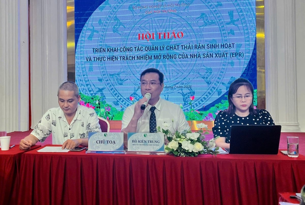Lãnh đạo Cục Môi trường trao đổi và lắng nghe ý kiến đóng góp của đại biểu tham gia hội thảo. Ảnh: Phạm Oanh.