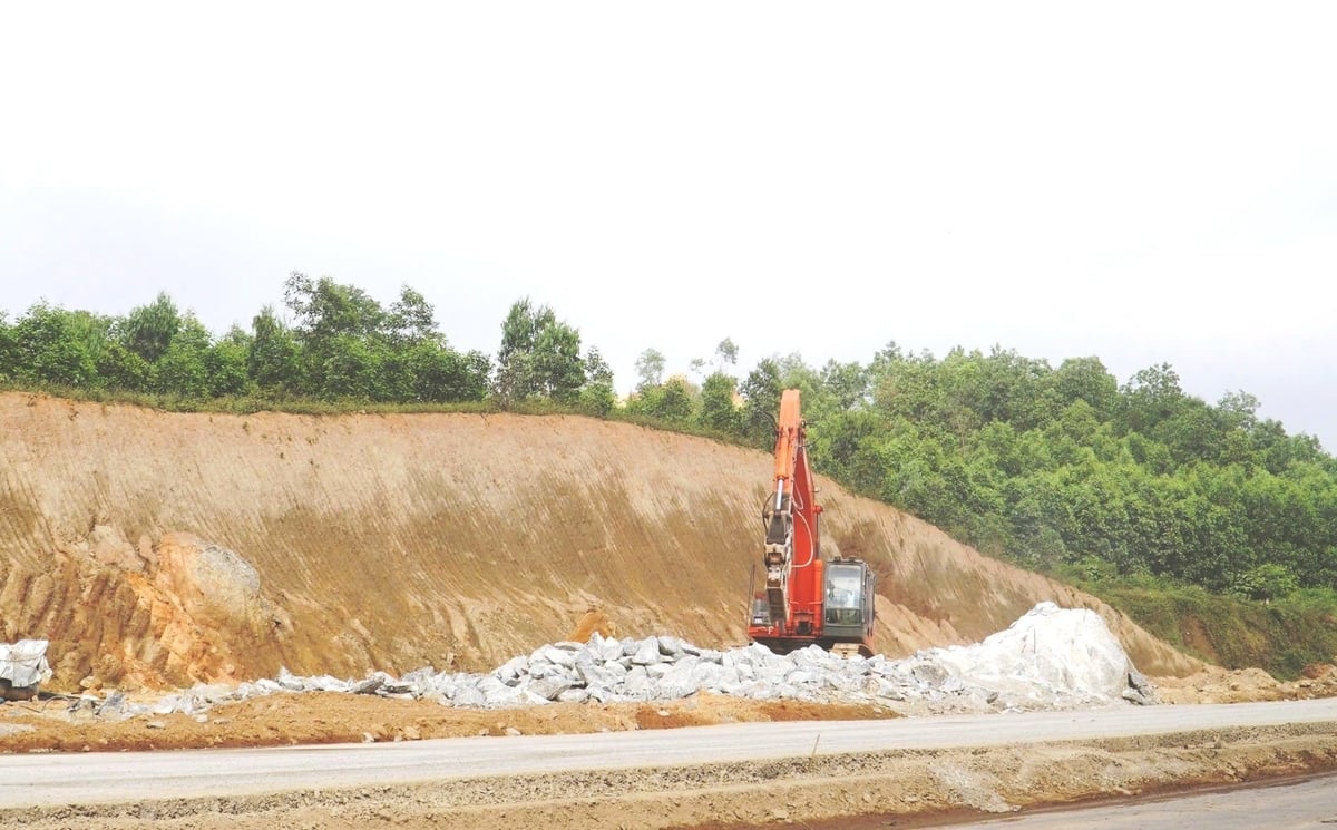 Theo phản ánh của nhiều nhà thầu tại Đà Nẵng, các đơn vị khai thác mỏ không bán trực tiếp cho nhà thầu xây dựng mà thông qua đơn vị trung gian. Ảnh: Lan Anh