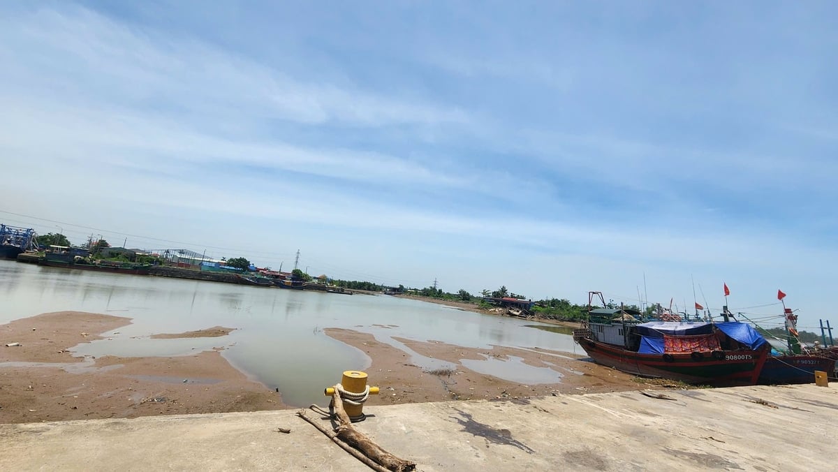 Khu vực cảng cá Mắt Rồng được quy hoạch làm nơi đậu đỗ thuyền bè cho kiểm ngư, nhưng đến này vẫn trên giấy, chưa được làm. 