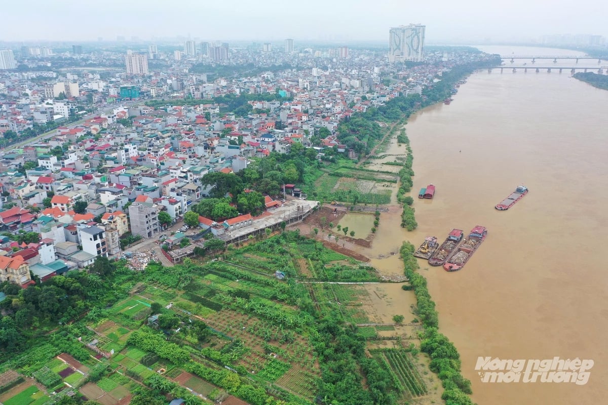 Toàn cảnh vị trí nơi bãi sông Hồng ở phường Bồ Đề, Hà Nội bị lấn chiếm để xây dựng mặt bằng kiên cố. Ảnh: Tùng Đinh.