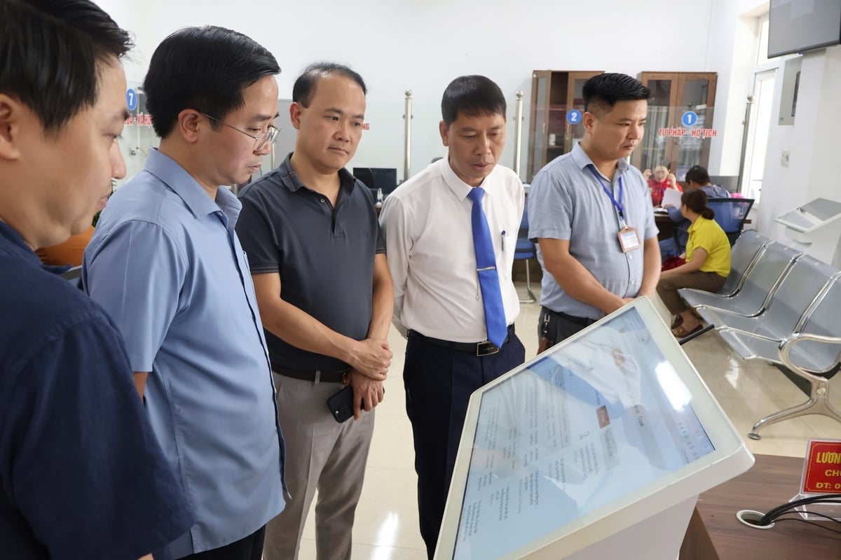 Ông Trần Minh Sáng, Giám đốc Sở Nông nghiệp và Môi trường tỉnh Lào Cai (thứ 2 bên trái) kiểm tra thực tế tại xã Yên Bình. Ảnh: Lê Văn Mạnh.