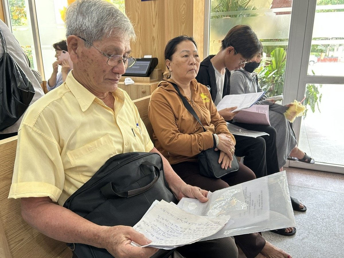 Ông Nguyễn Trường Chiến đến Trung tâm phục vụ Hành chính phường An Hải làm thủ tục đất đai và hài lòng với quy trình mới. Ảnh: Lan Anh