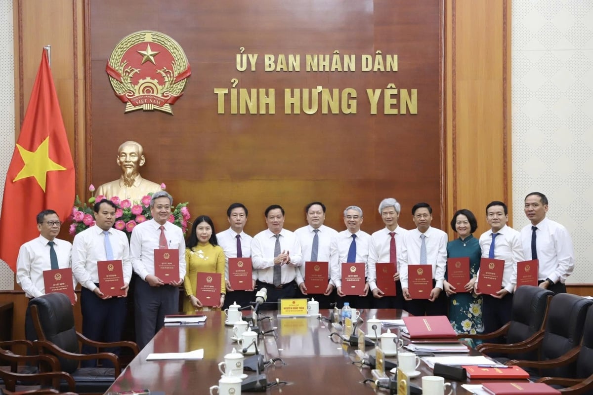 Ông Đinh Gia Dũng (thứ tư, bên phải) được bổ nhiệm giữ chức vụ Chánh Văn phòng UBND tỉnh Hưng Yên sau hợp nhất. Ảnh: Phương Thanh.