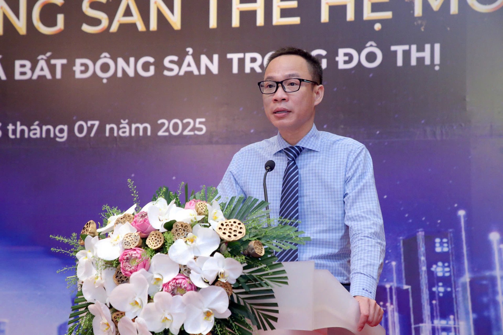 Nhà báo Phạm Nguyễn Toan, Phó Chủ tịch Hiệp hội Bất động sản Việt Nam, Tổng Biên tập Tạp chí điện tử Bất động sản Việt Nam phát biểu tại sự kiện. Ảnh: Reatimes. 