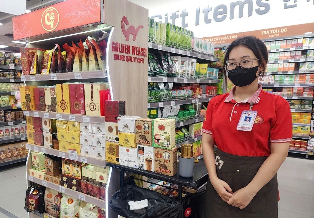Cà phê Việt Nam được bày bán và giới thiệu tại các trung tâm thương mại. Ảnh: Hoàng Hiền.